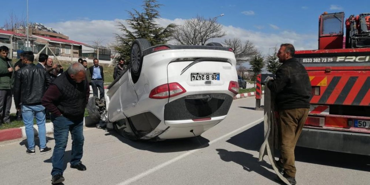 Otomobille hafif ticari araç çarpıştı: 5 yaralı