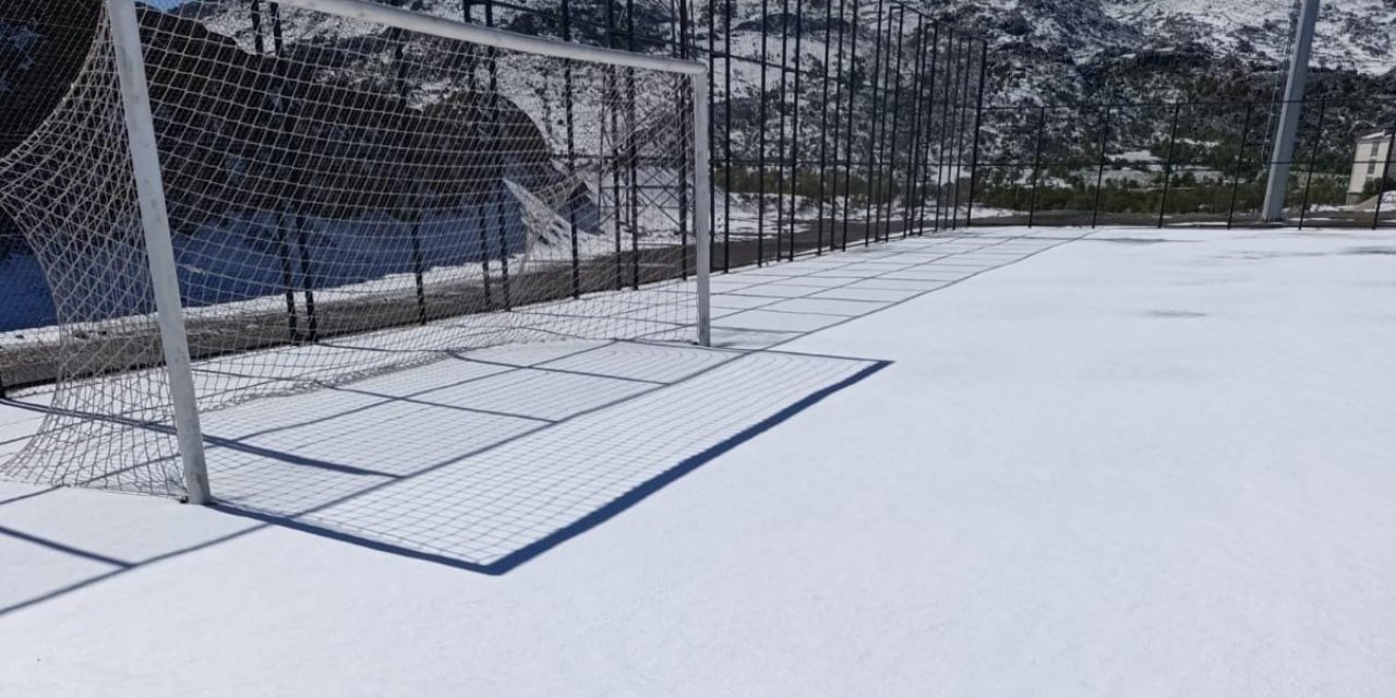 VİDEO - Nisan’da kar sürprizi: Diyarbakır amatör maçı ertelendi