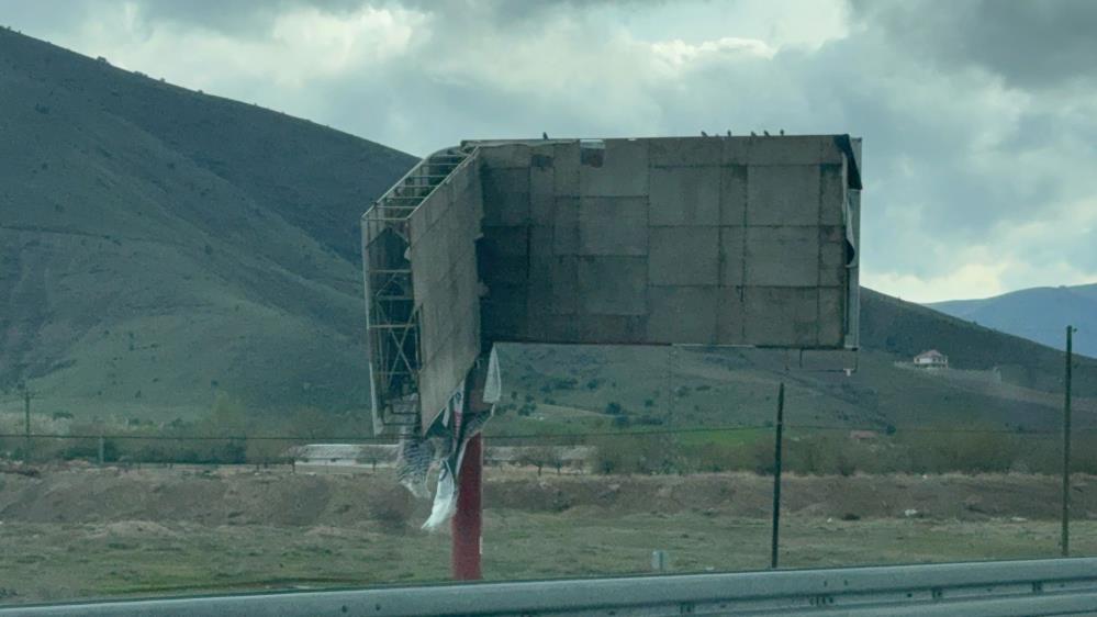 Şiddetli rüzgar reklam panosunu devirdi