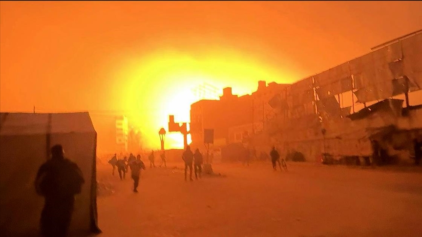 İsrail, Gazze'de hastane vurdu