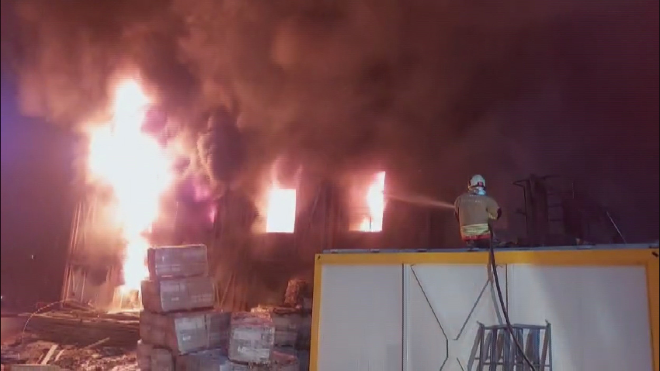 İşçilerin kaldığı konteyner alevlere teslim oldu