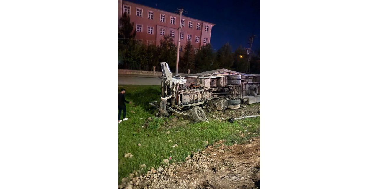 Tır ile hafif ticari araç çarpıştı: 6 yaralı