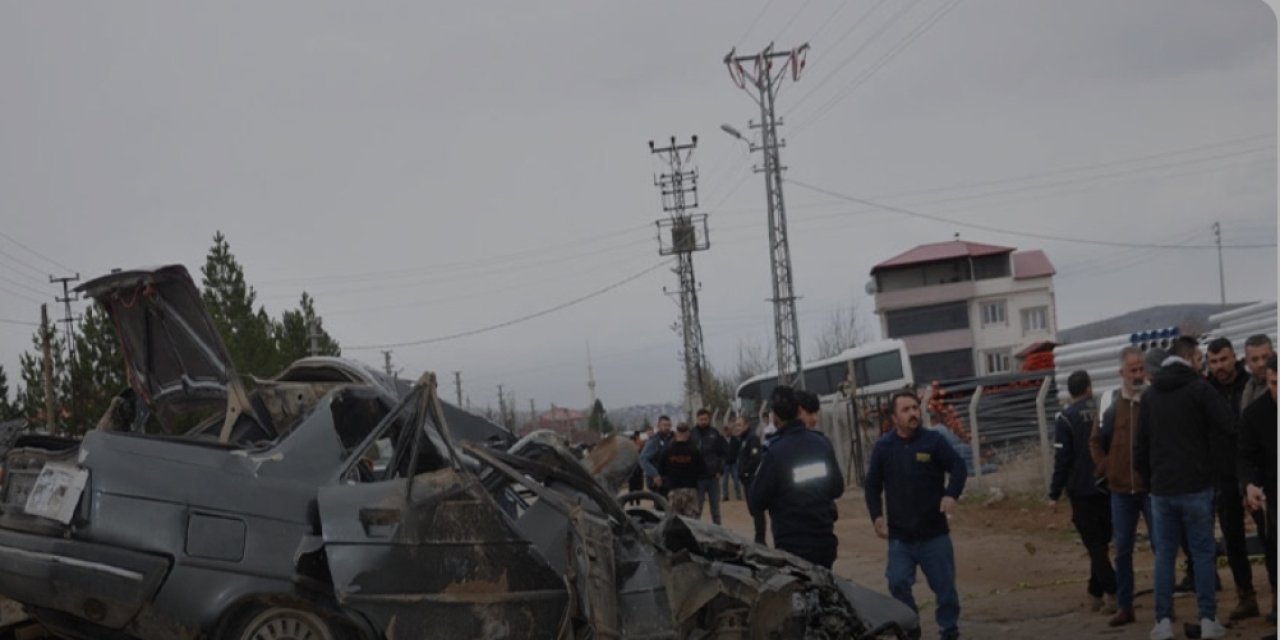 Kafa kafaya çarpışan otomobiller kağıt gibi ezildi: 3 ölü, 3 yaralı