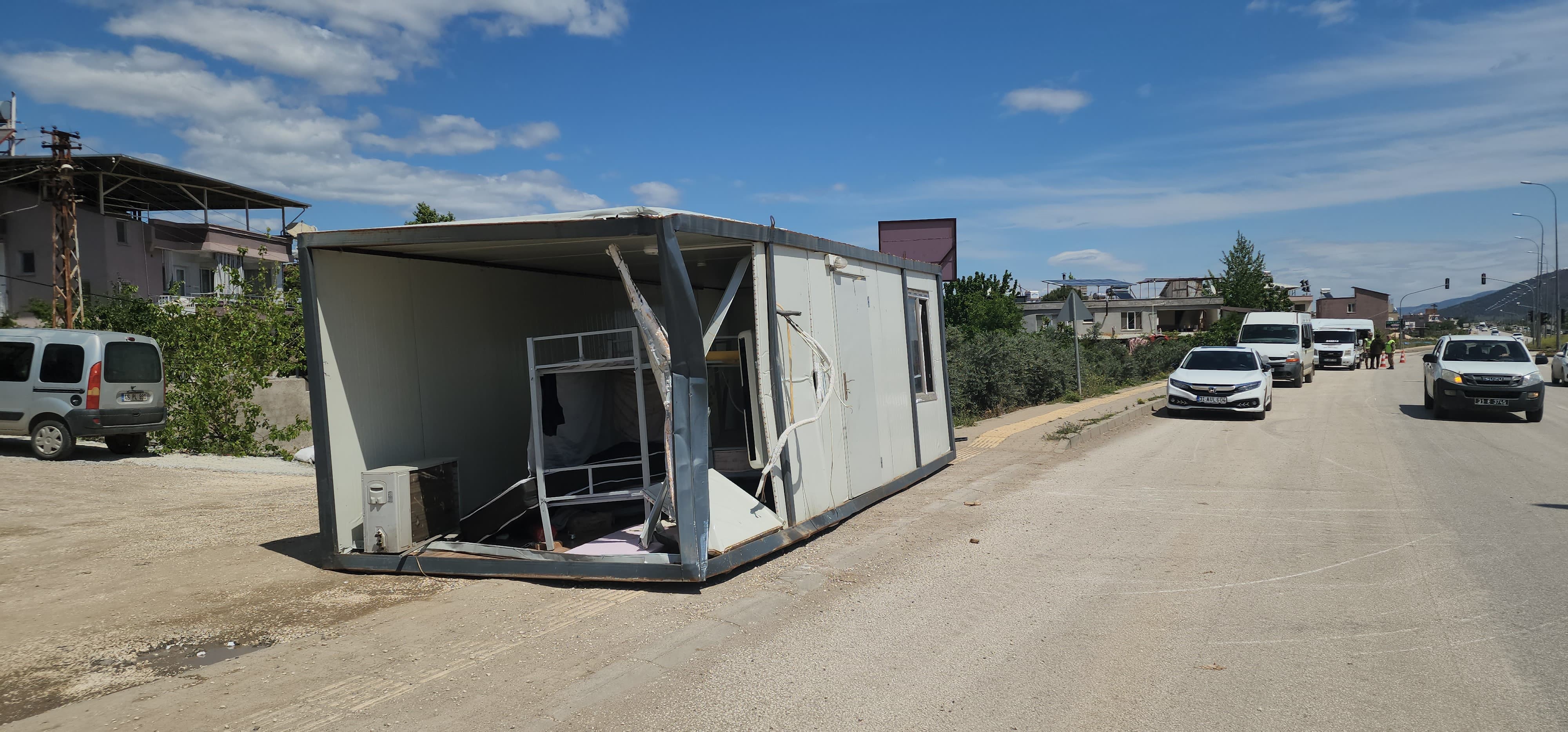 Konteyner yüklü tır yola devrildi