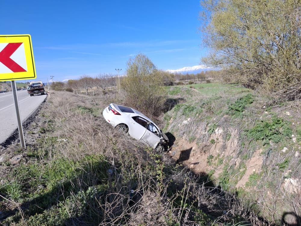 Otomobil dere yatağına uçtu: 2 yaralı