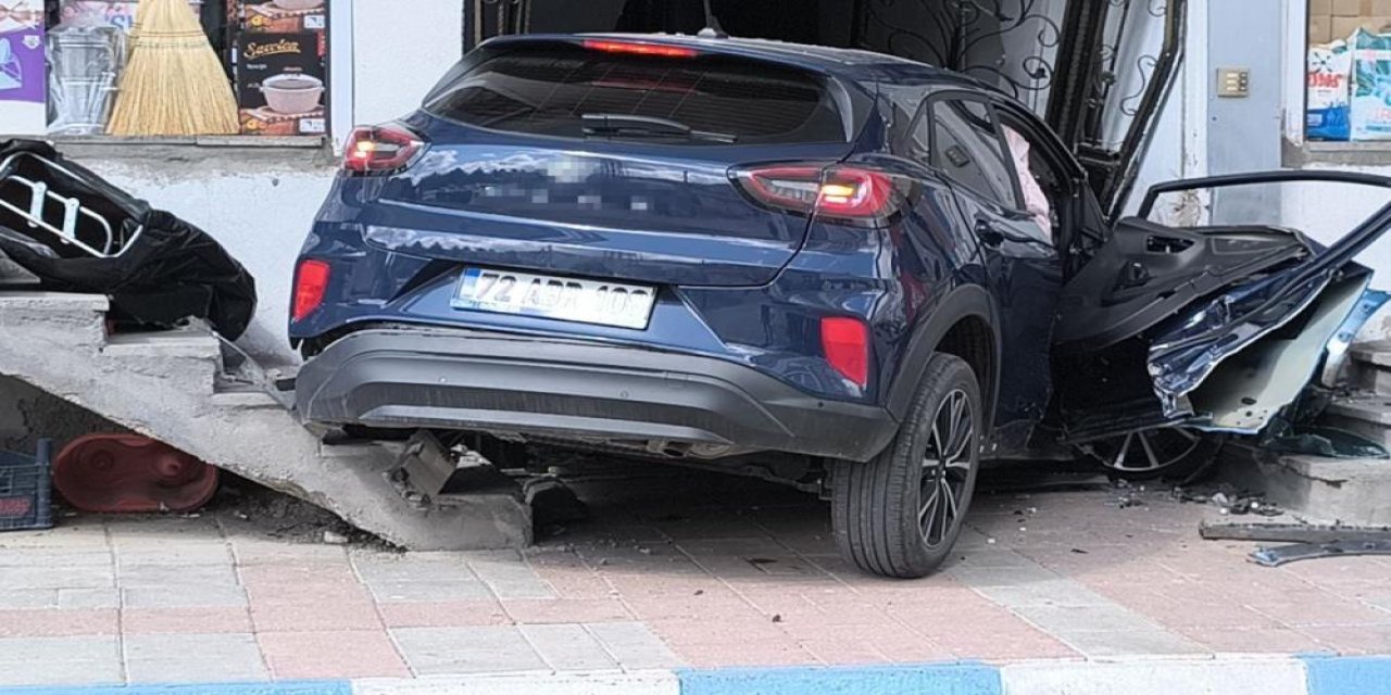 Otomobil binaya girdi