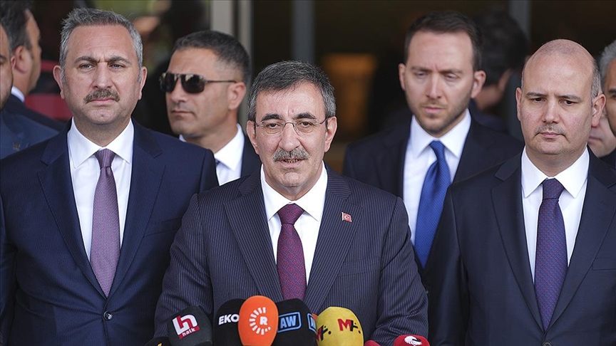 Cevdet Yılmaz'dan, Sırrı Süreyya Önder'in tedavi gördüğü hastaneye ziyareti