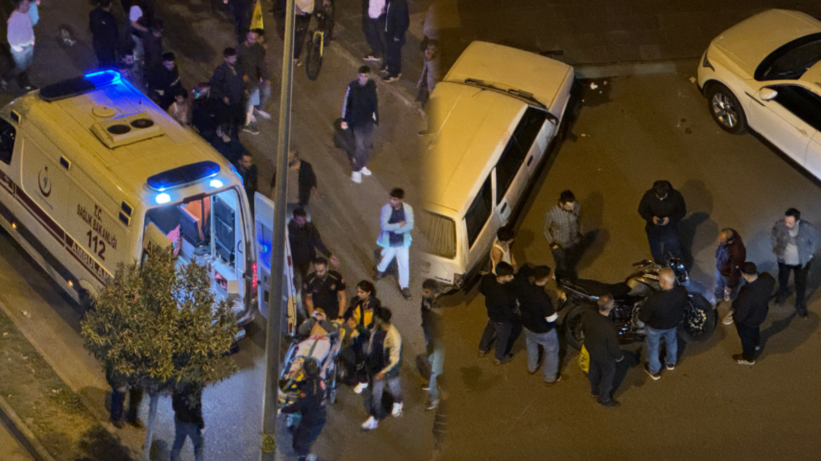 Diyarbakır’da motosiklet park halindeki otomobile çarptı