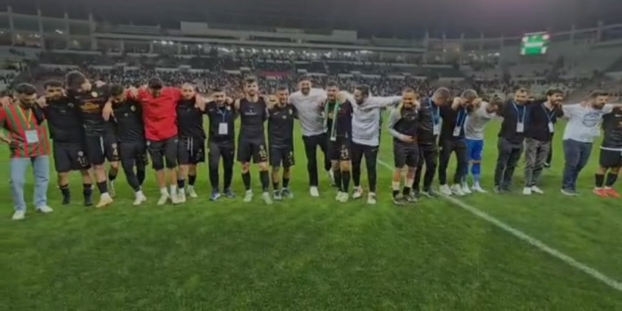 Hocasıyla, futbolcusuyla bir Amedspor klasiği: "Diren ha Diyarbekir"