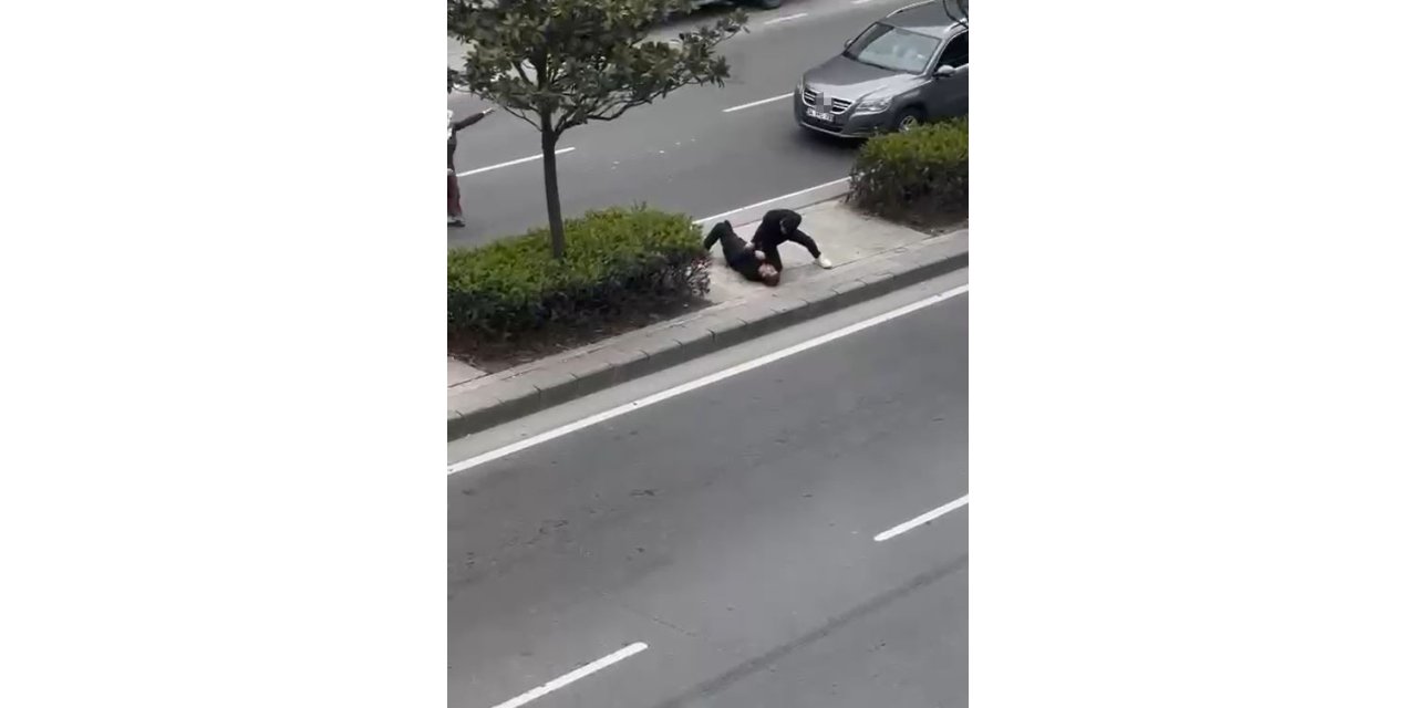 VİDEO - Babasını tek yumrukla bayılttı