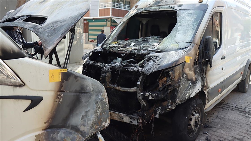 Park halindeki 9 araç kundaklandı