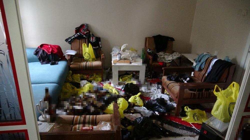 Annesinin cesediyle haftalar geçirdi