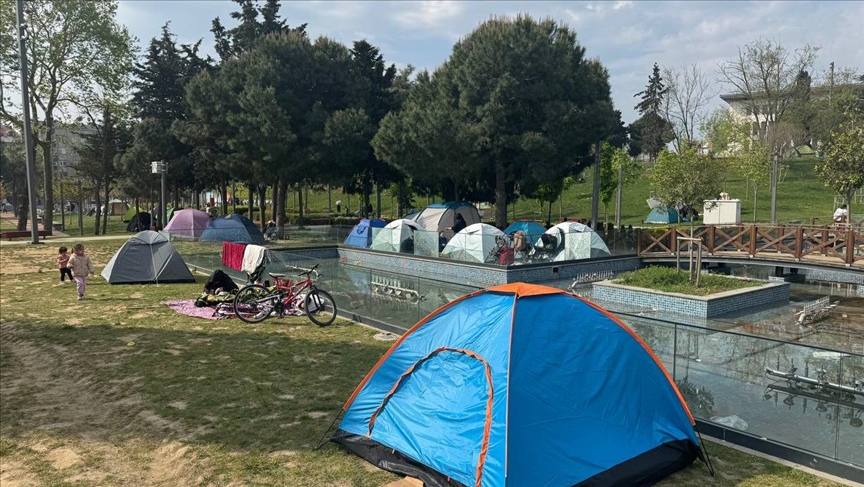 İstanbul'da yüzlerce kişi geceyi parklarda geçiriyor