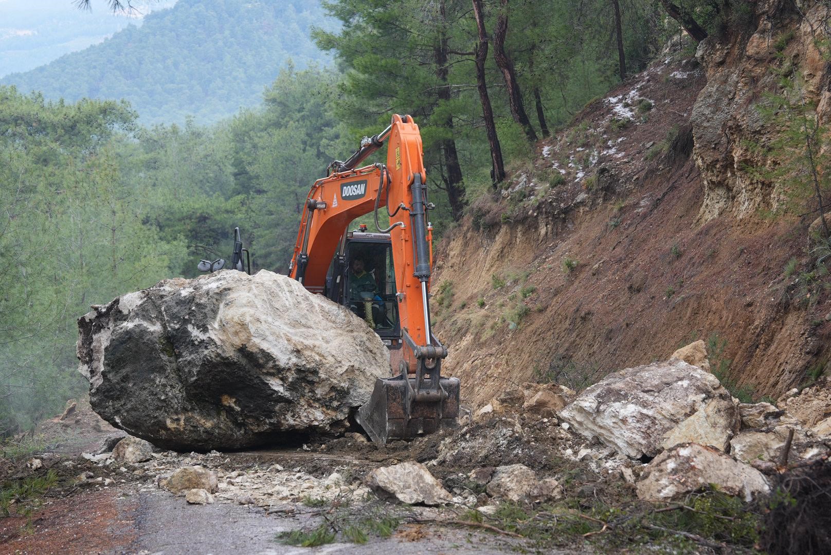 Dev kaya yola düştü