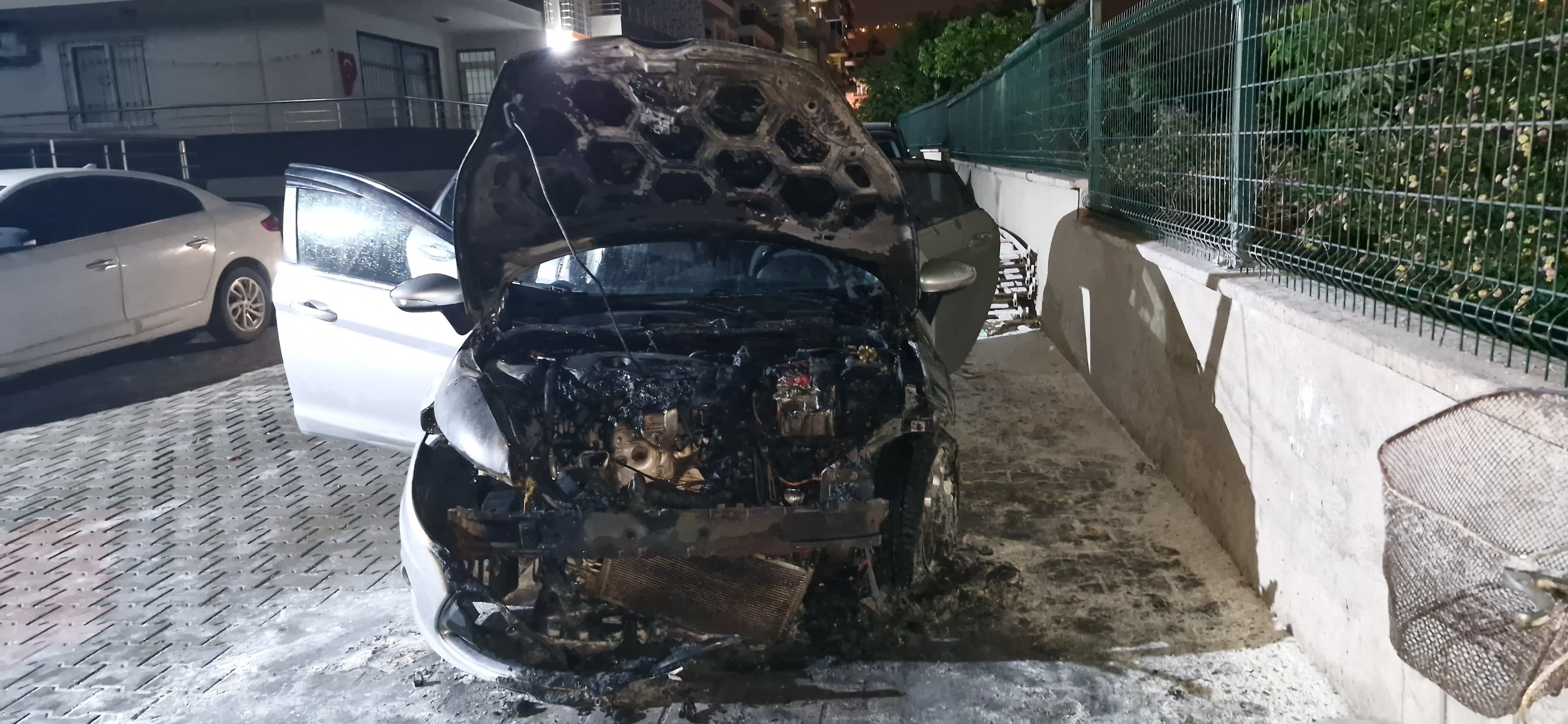 Park halindeki otomobil yandı