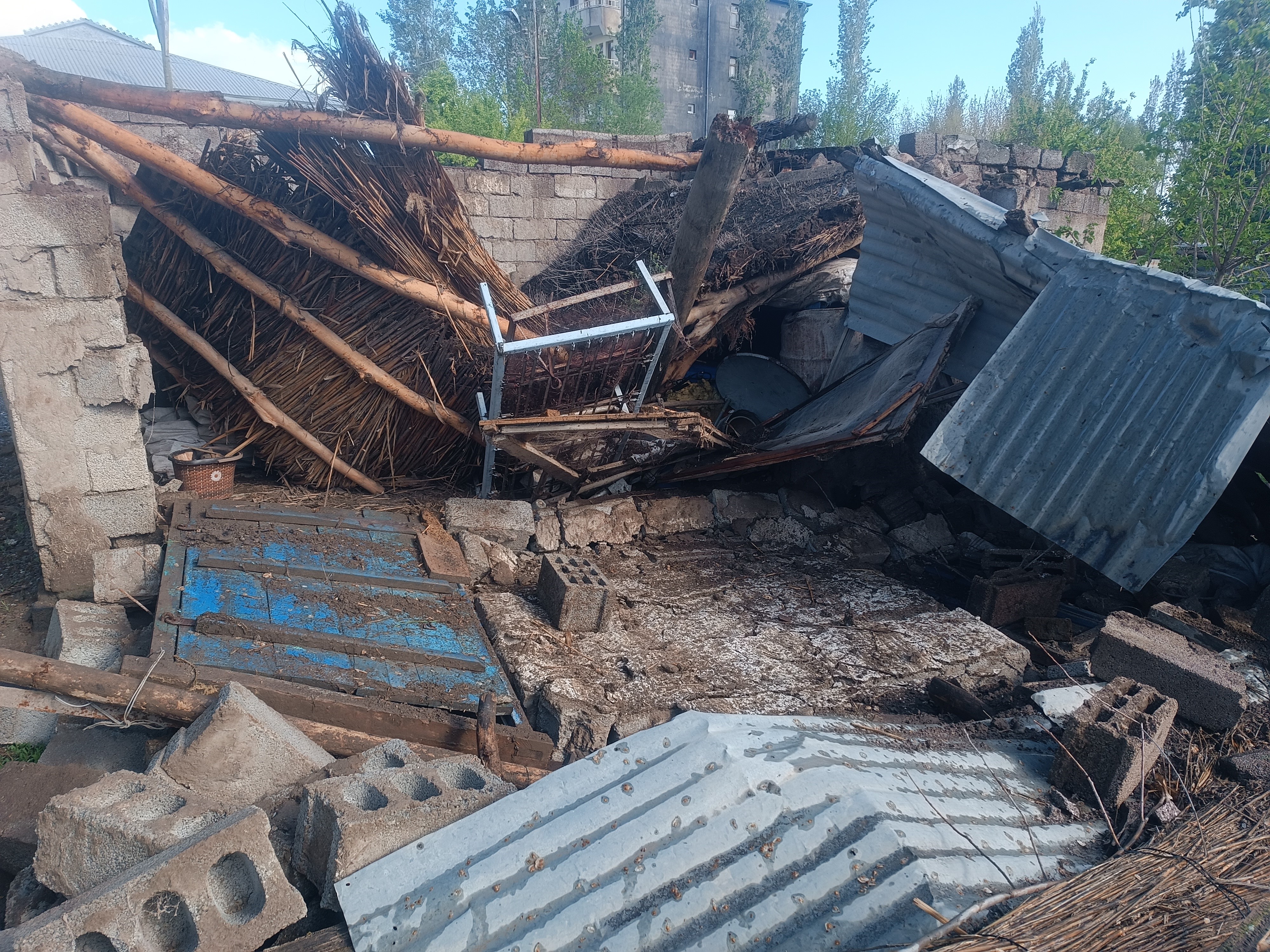 Sağanak yağış yıkıma yol açtı