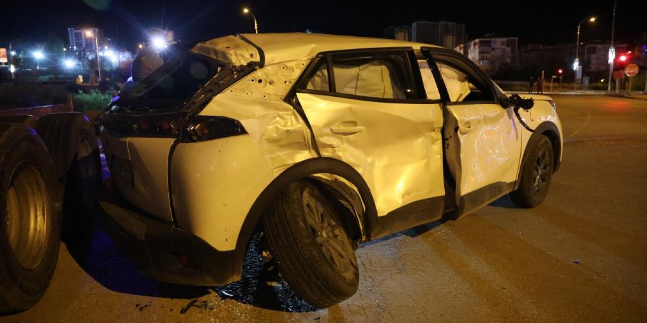 TIR ile otomobil çarpıştı: 4 yaralı