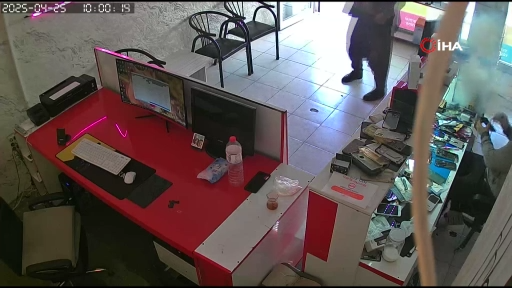 Telefon bataryası tamir sırasında patladı