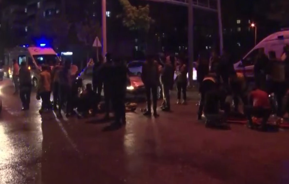 Karşıya geçmeye çalışan 2 kişiye otomobil çarptı