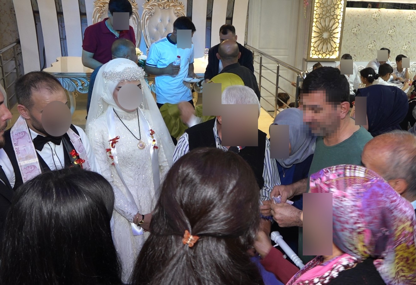 Davetsiz düğüne girdi, pasta yedi, 100 bin TL çaldı