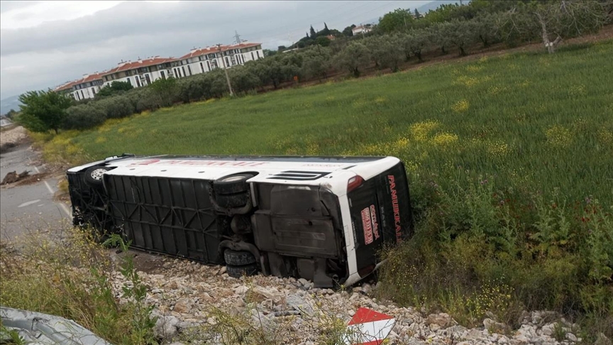 Yolcu otobüsü devrildi: 16 Yaralı