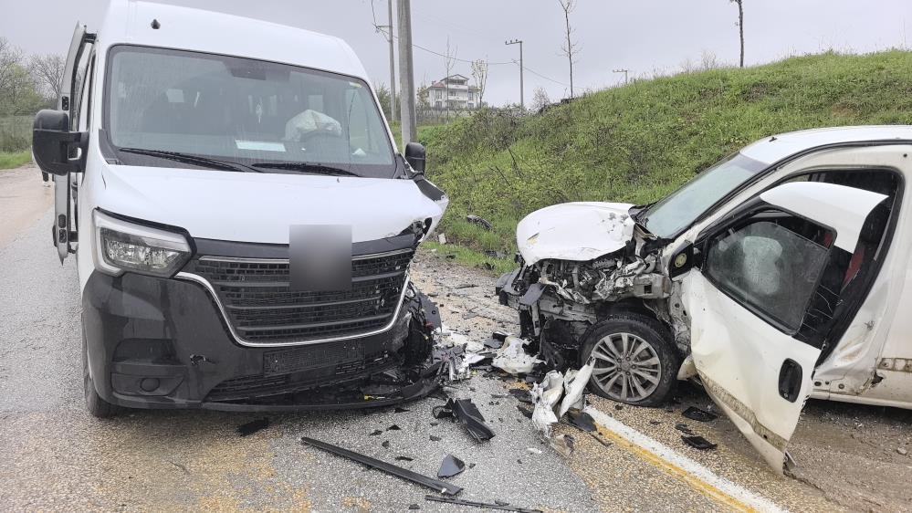 Servis minibüsü kaza yaptı: 13 yaralı