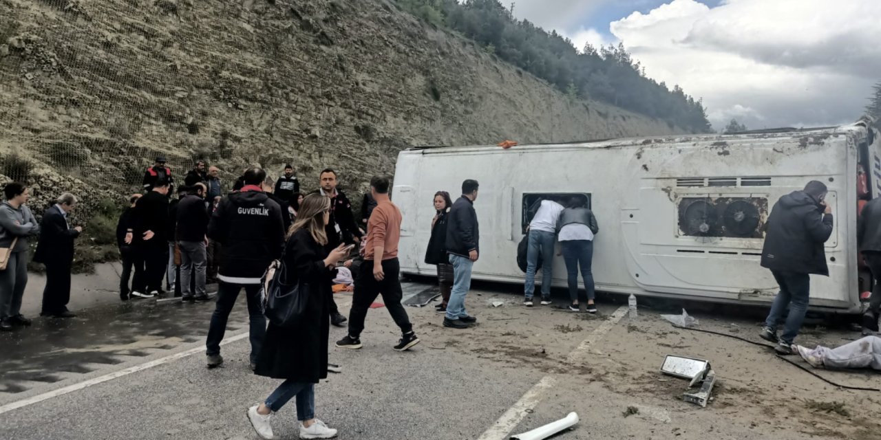 Yolcu midibüsü devrildi: 15 yaralı