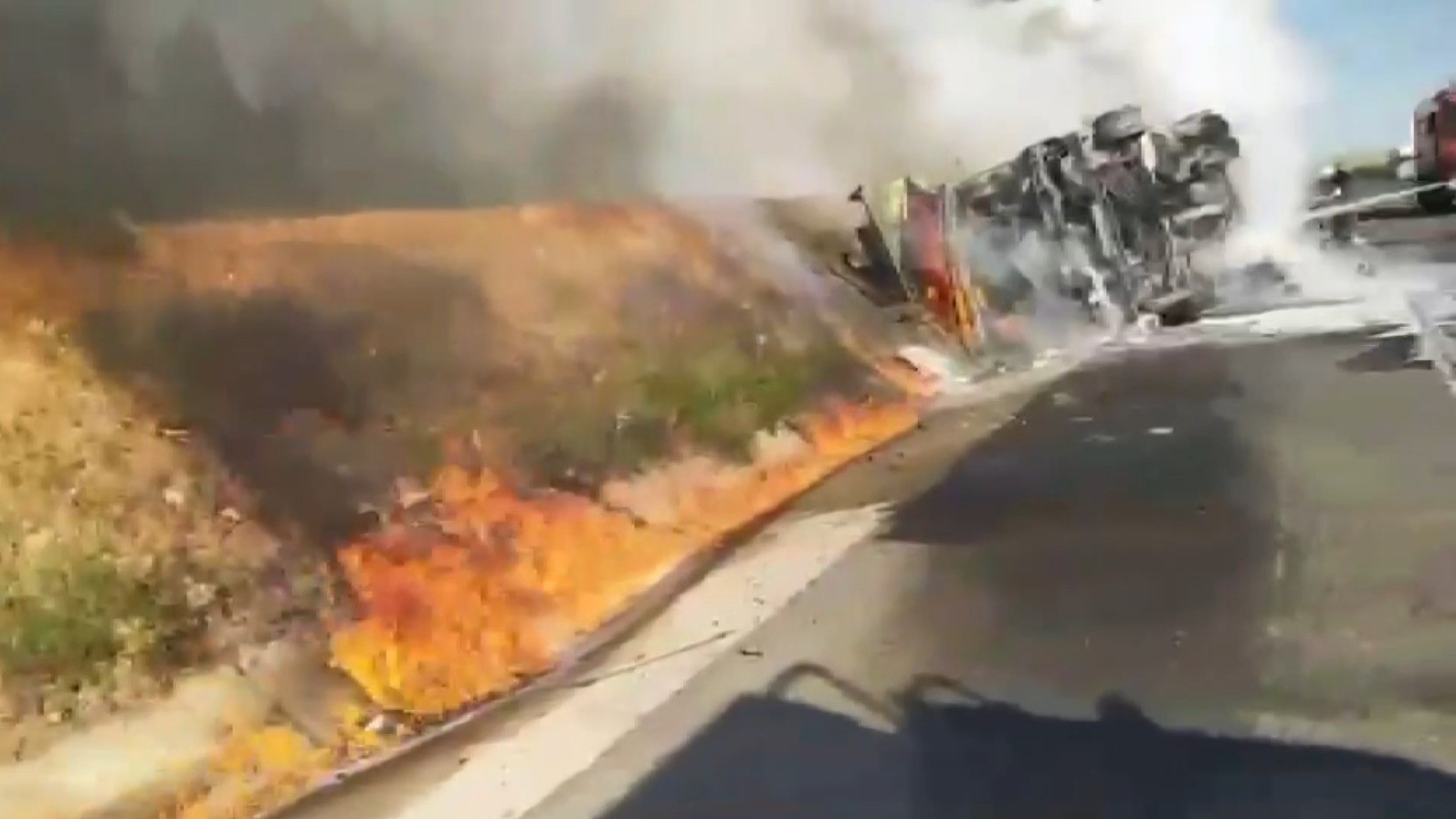 Urfa'da akaryakıt tankeri alev alev yandı