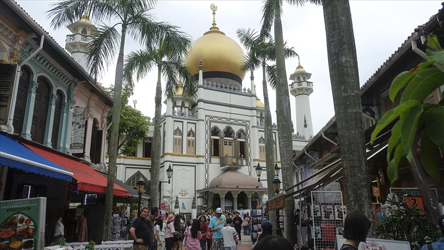 Singapur halkı başında