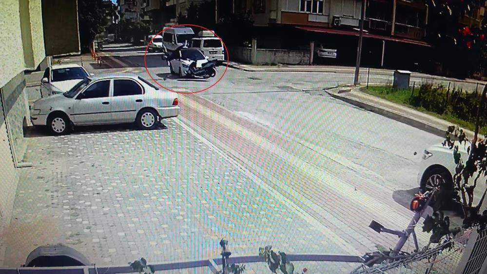 VİDEO - Otomobille çarpışan motosiklet sürücüsü havada taklalar attı