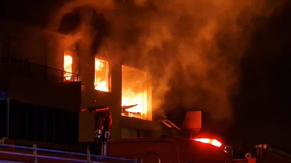 Apartmanda doğalgaz patladı: 12 yaralı