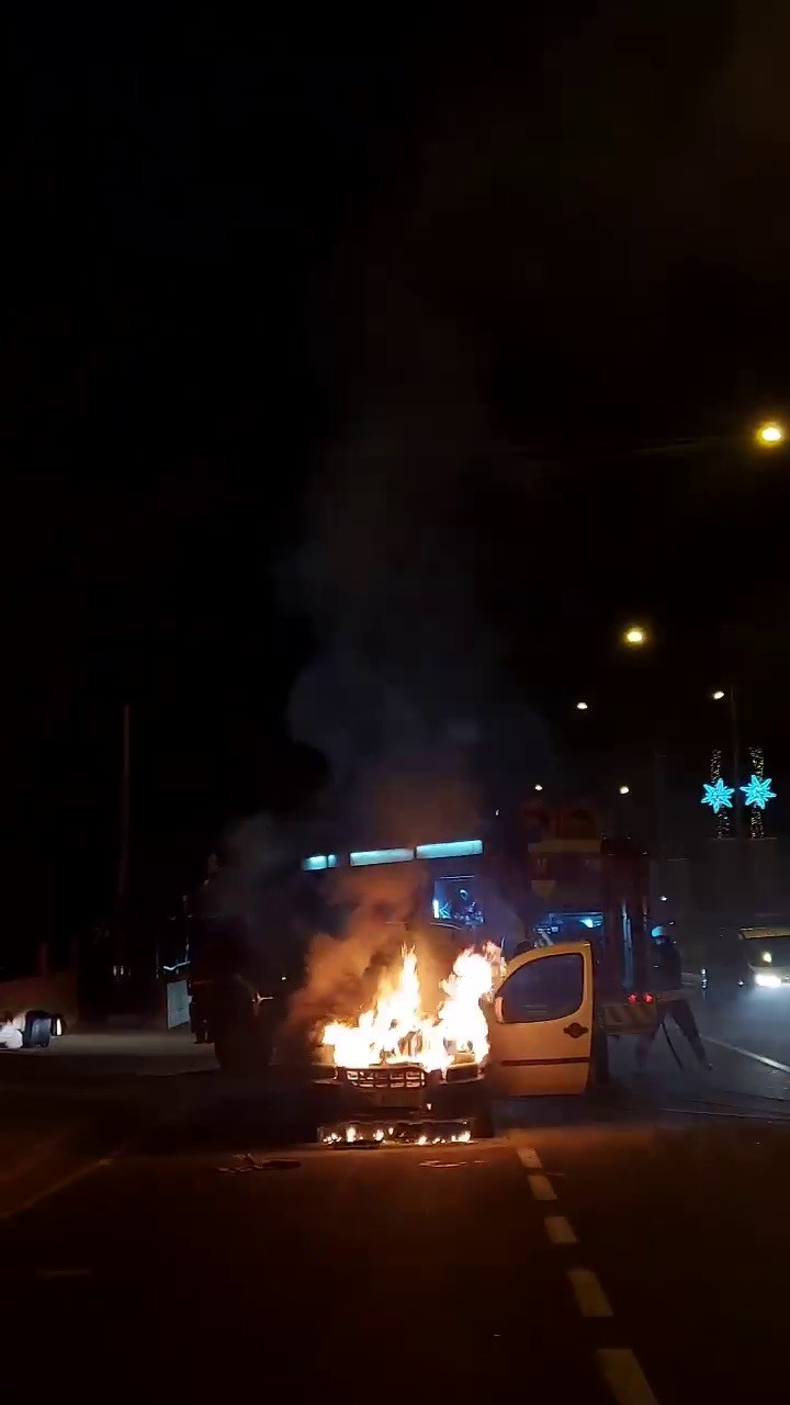 Seyir halindeki araç alev aldı