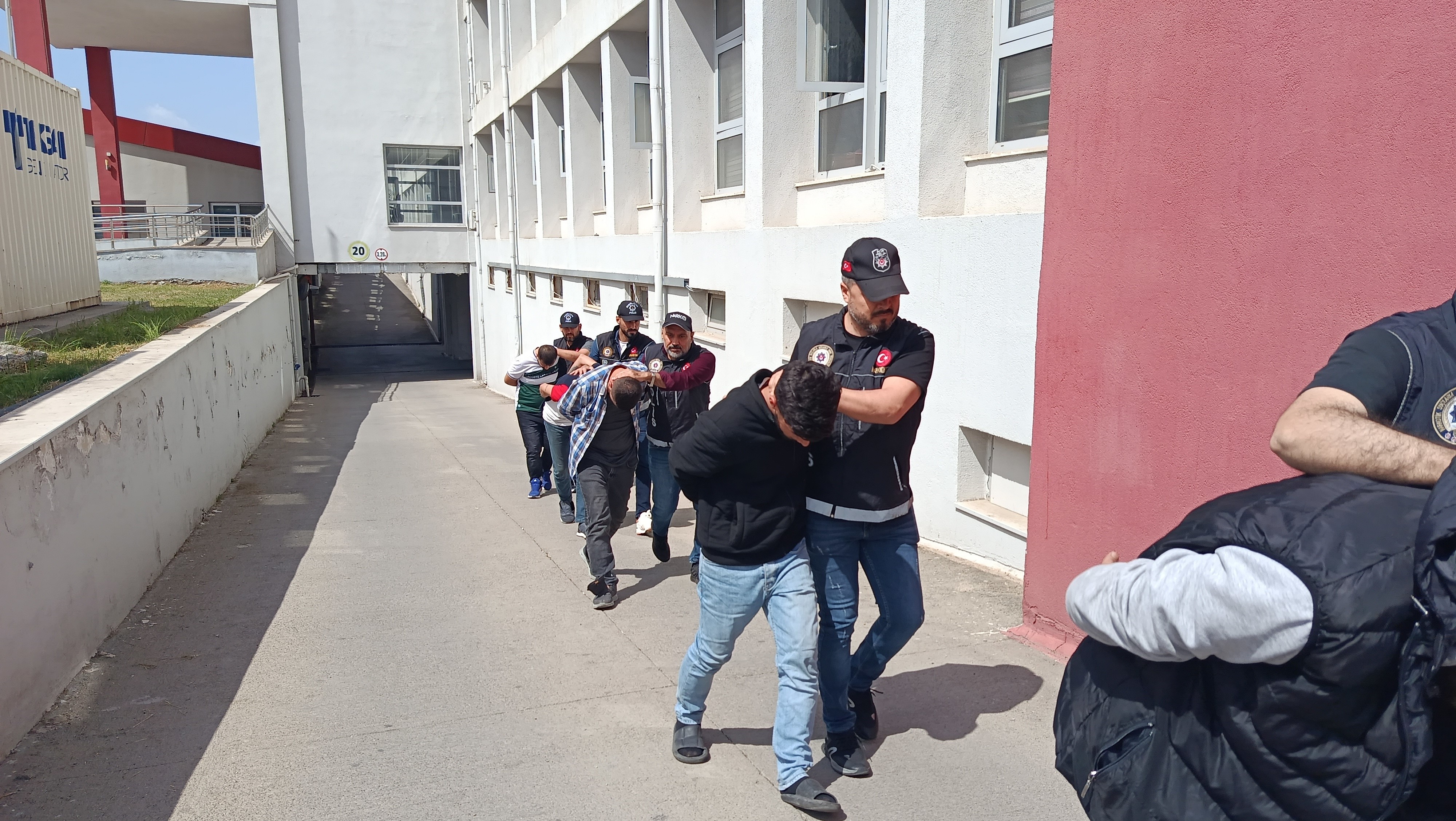 Kilolarca uyuşturucu ele geçirildi