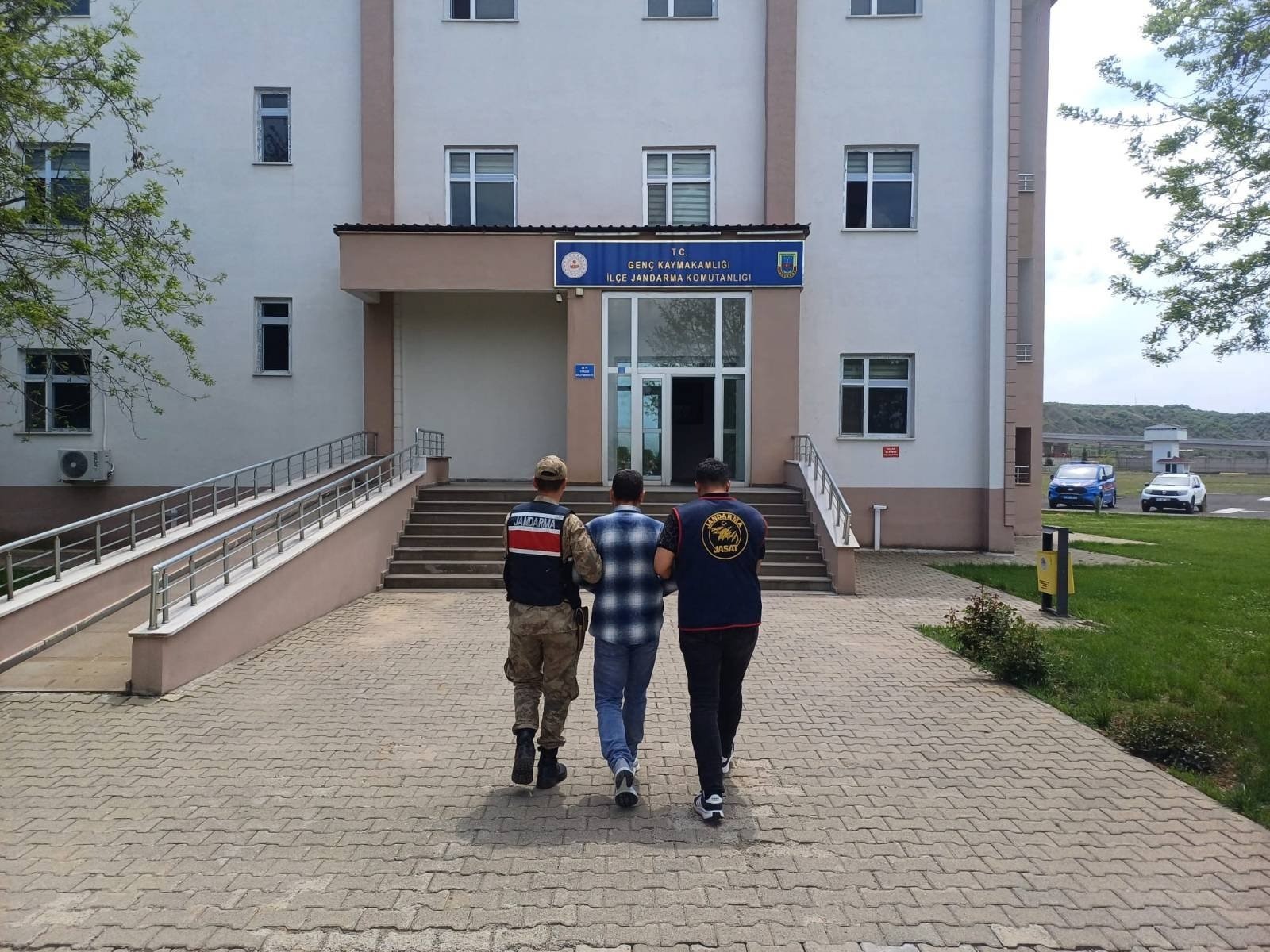 Aranan iki firari yakalandı