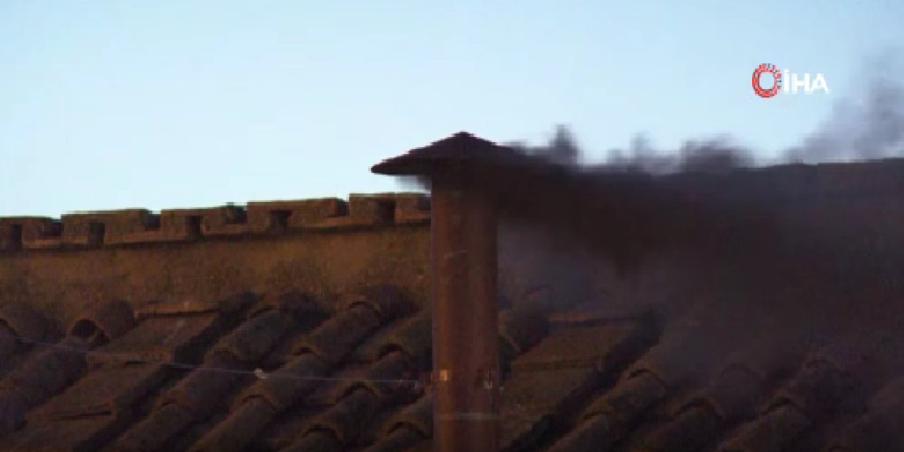 Vatikan'da siyah duman: Yeni Papa seçilemedi