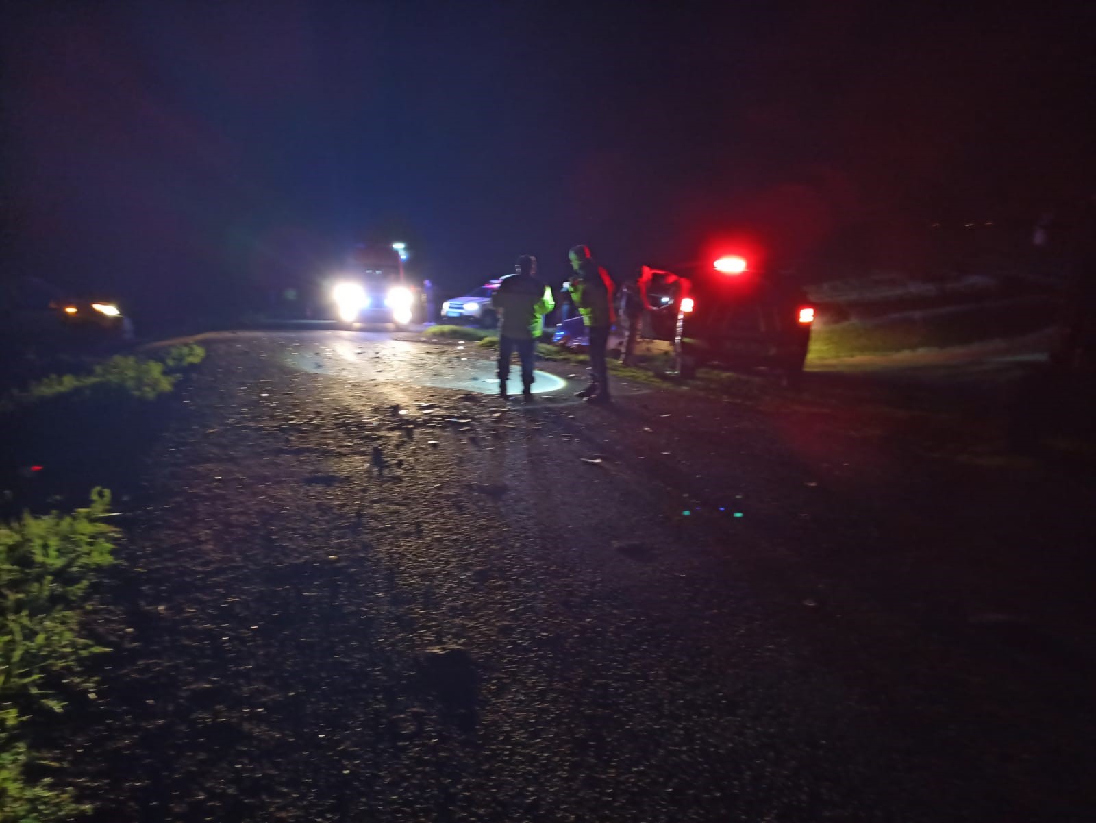 2 hafif ticari araç çarpıştı: 1 ölü, 4 yaralı