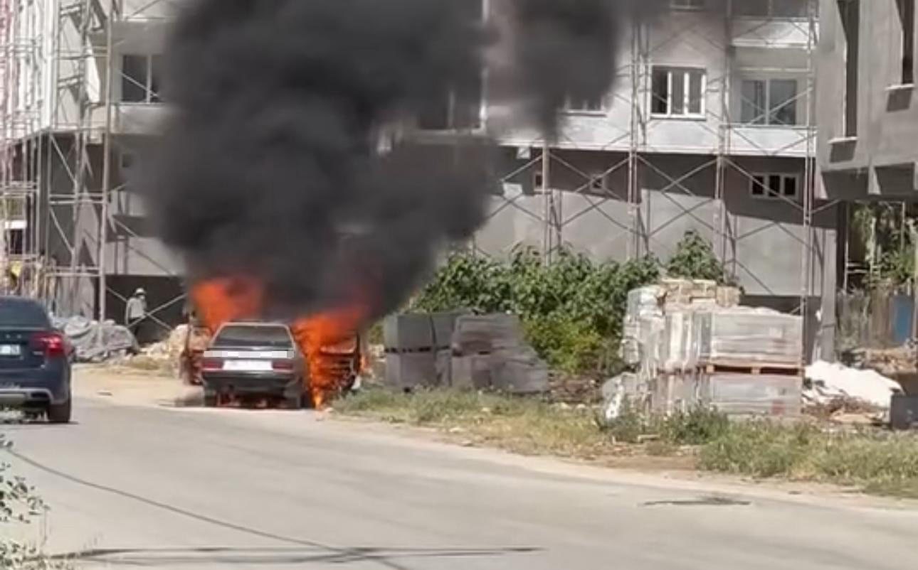 Park halindeki otomobil alev aldı