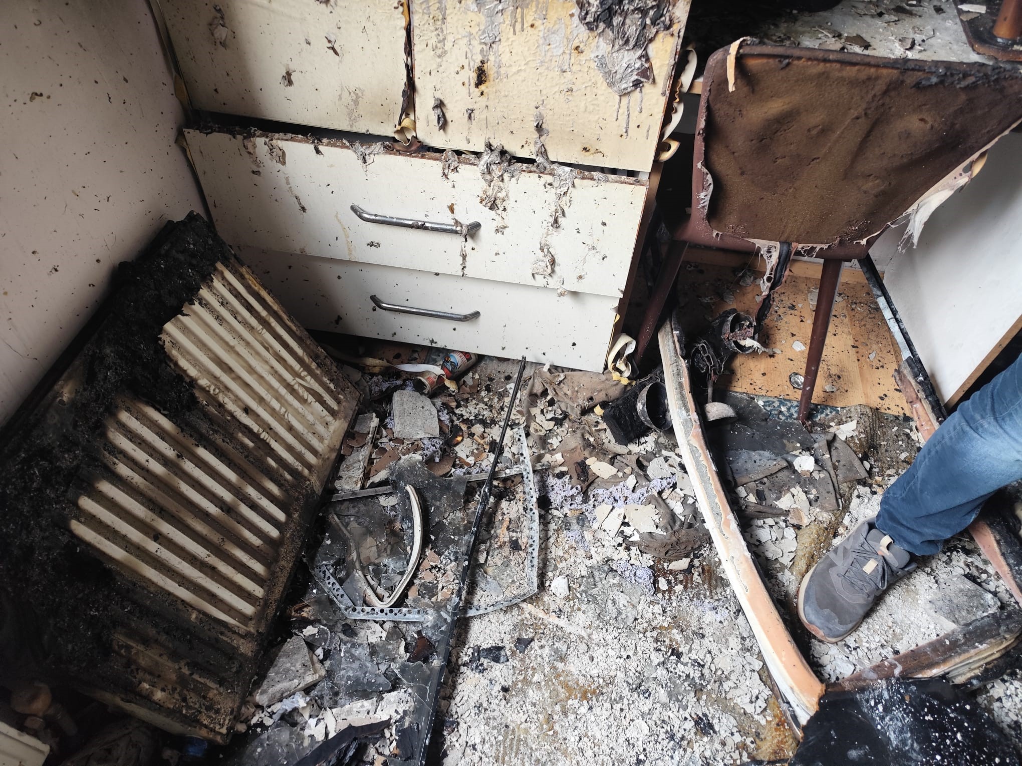 Çakmak tüpleri patladı, ev alev alev yandı