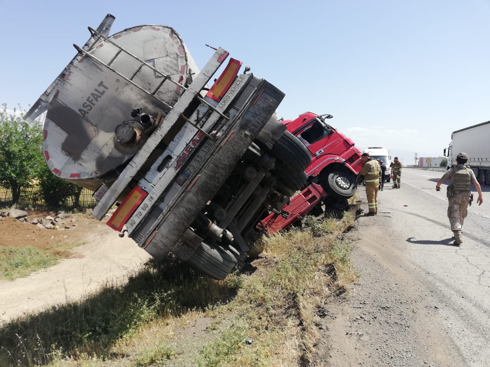 Tır şarampole devrildi