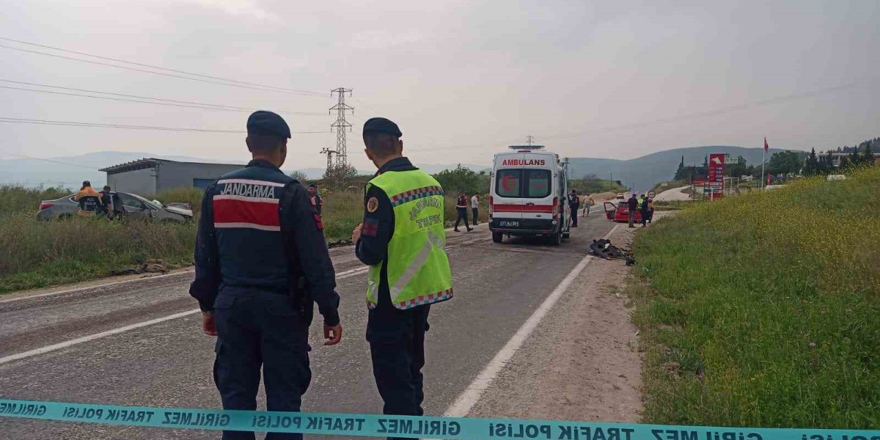 İki otomobil kafa kafaya çarpıştı: 3 ölü, 1 yaralı