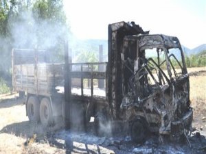 Odun yüklü kamyon ateşe verildi