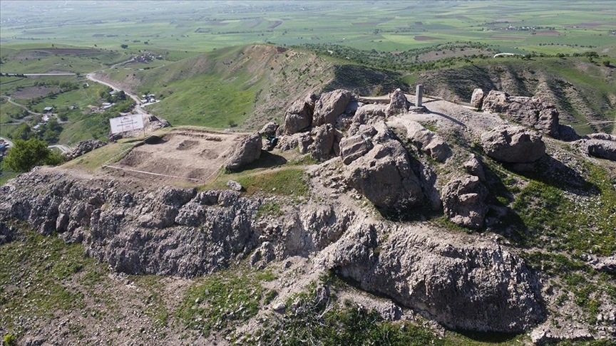Tarihi Palu Kalesi'nde kazı çalışması