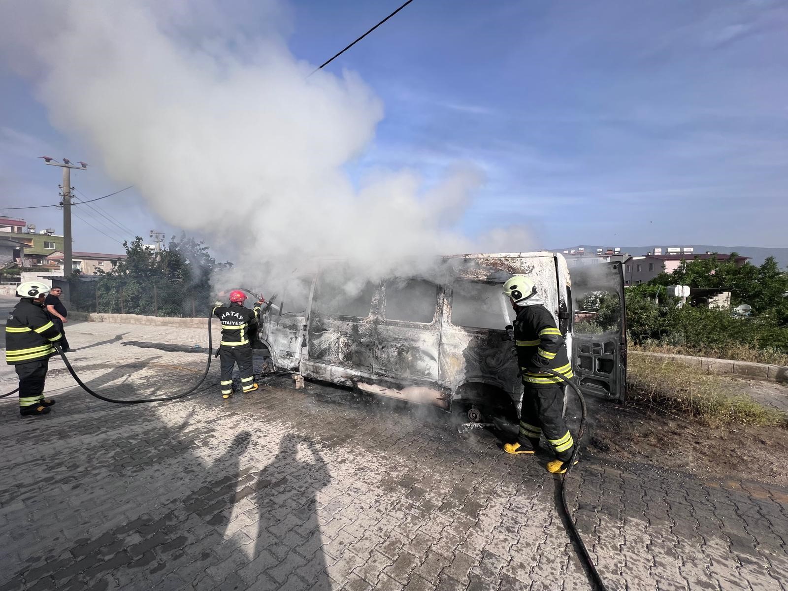 Park halindeki minibüs alev aldı