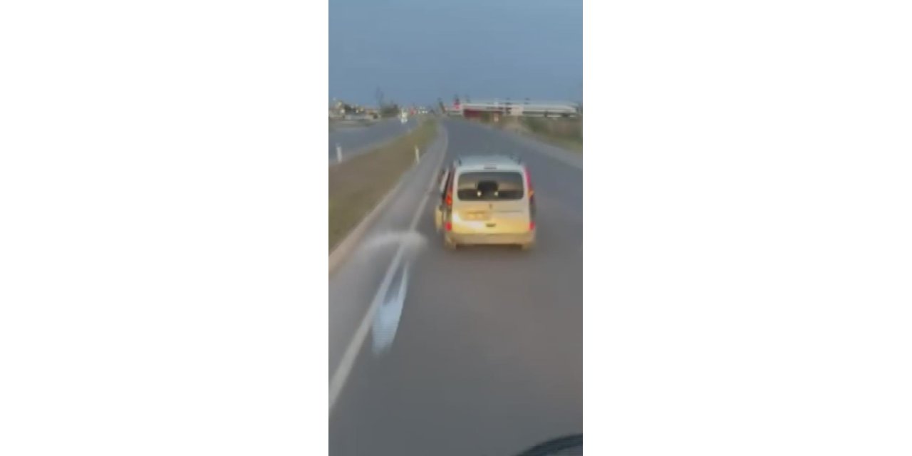 VİDEO - Trafikte sinir krizi: sürücü, TIR sürücüsüne içecek fırlattı