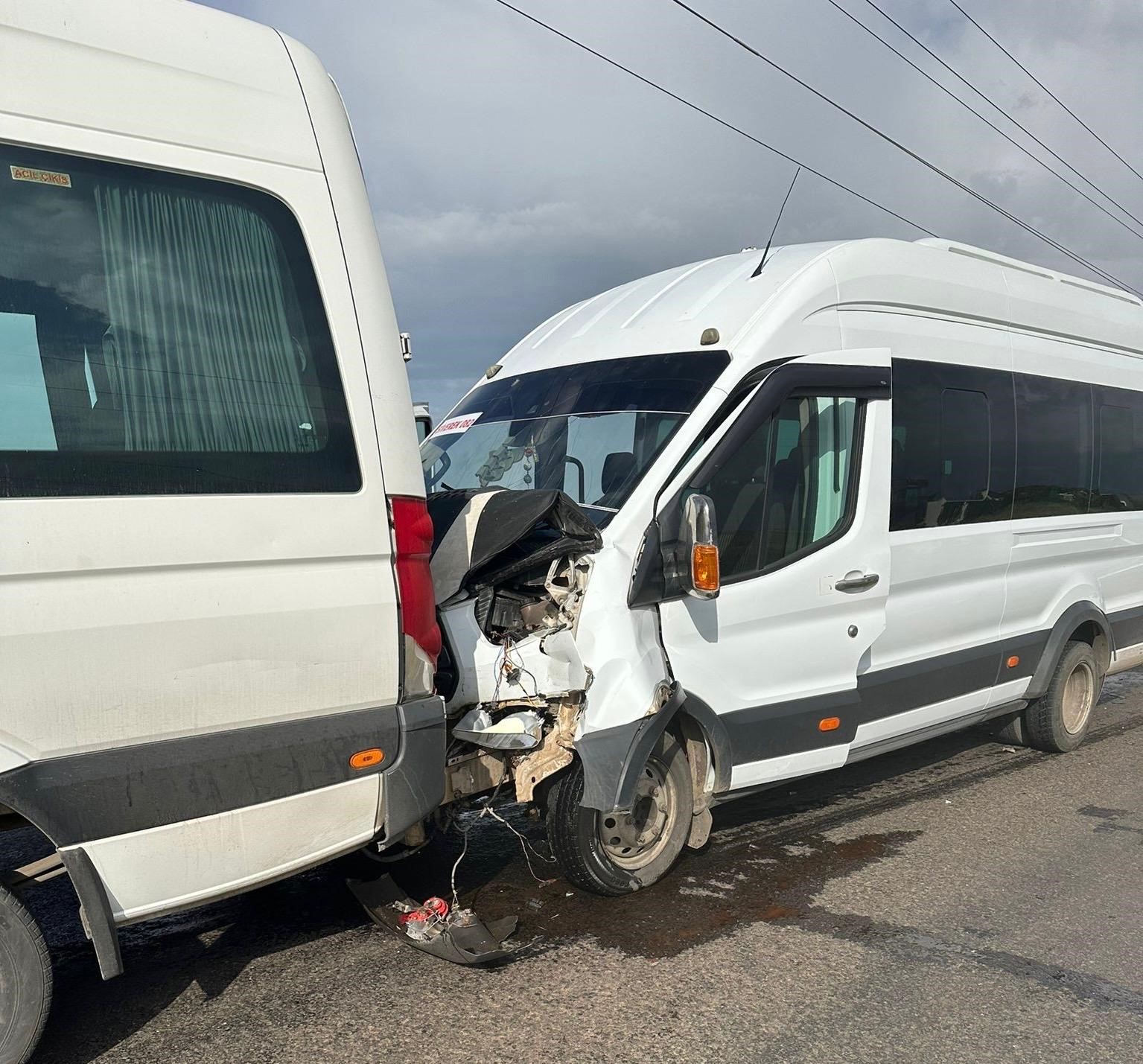 Öğretmen servisleri çarpıştı; 28 yaralı