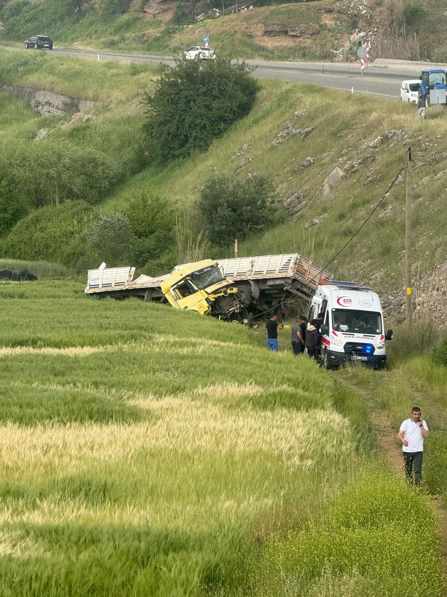 Tır şarampole yuvarlandı: 2 ağır yaralı