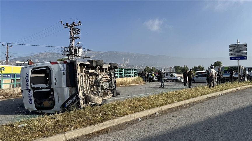 İşçi servisi kaza yaptı: 12 yaralı