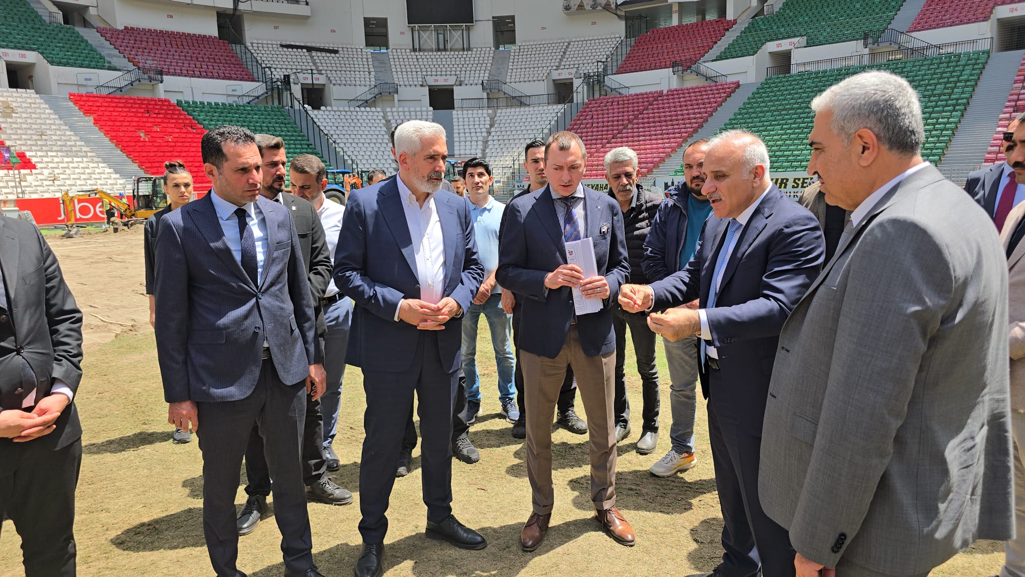 Diyarbakır Stadyumu'nda Zemine Neşter