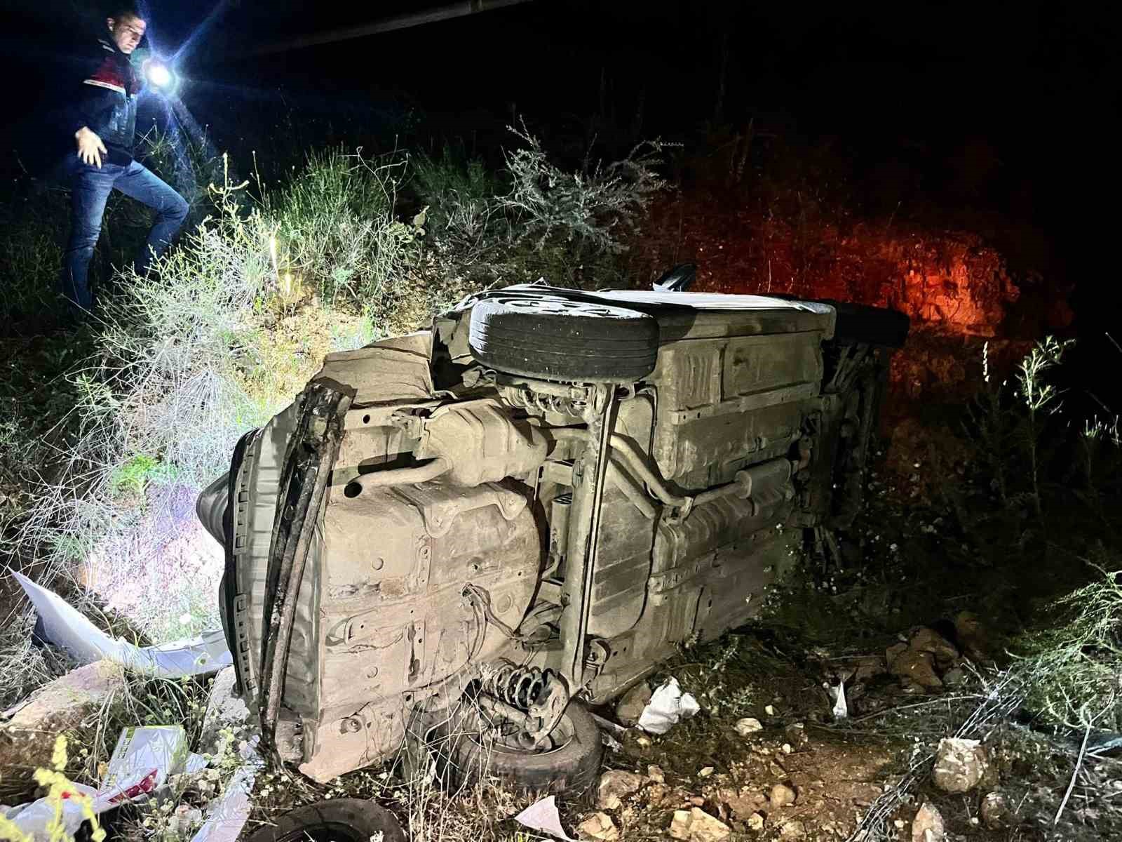 Otomobil şarampole yuvarlandı: 2 yaralı