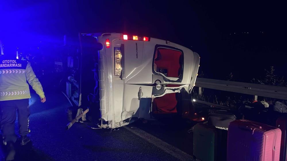 Servis minibüsü devrildi: 1 ölü, 13 yaralı